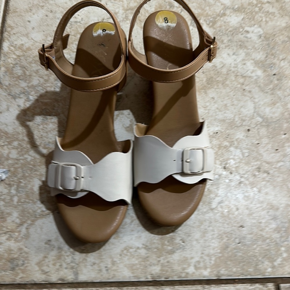 Worn once SZ 8 XOXO sandal